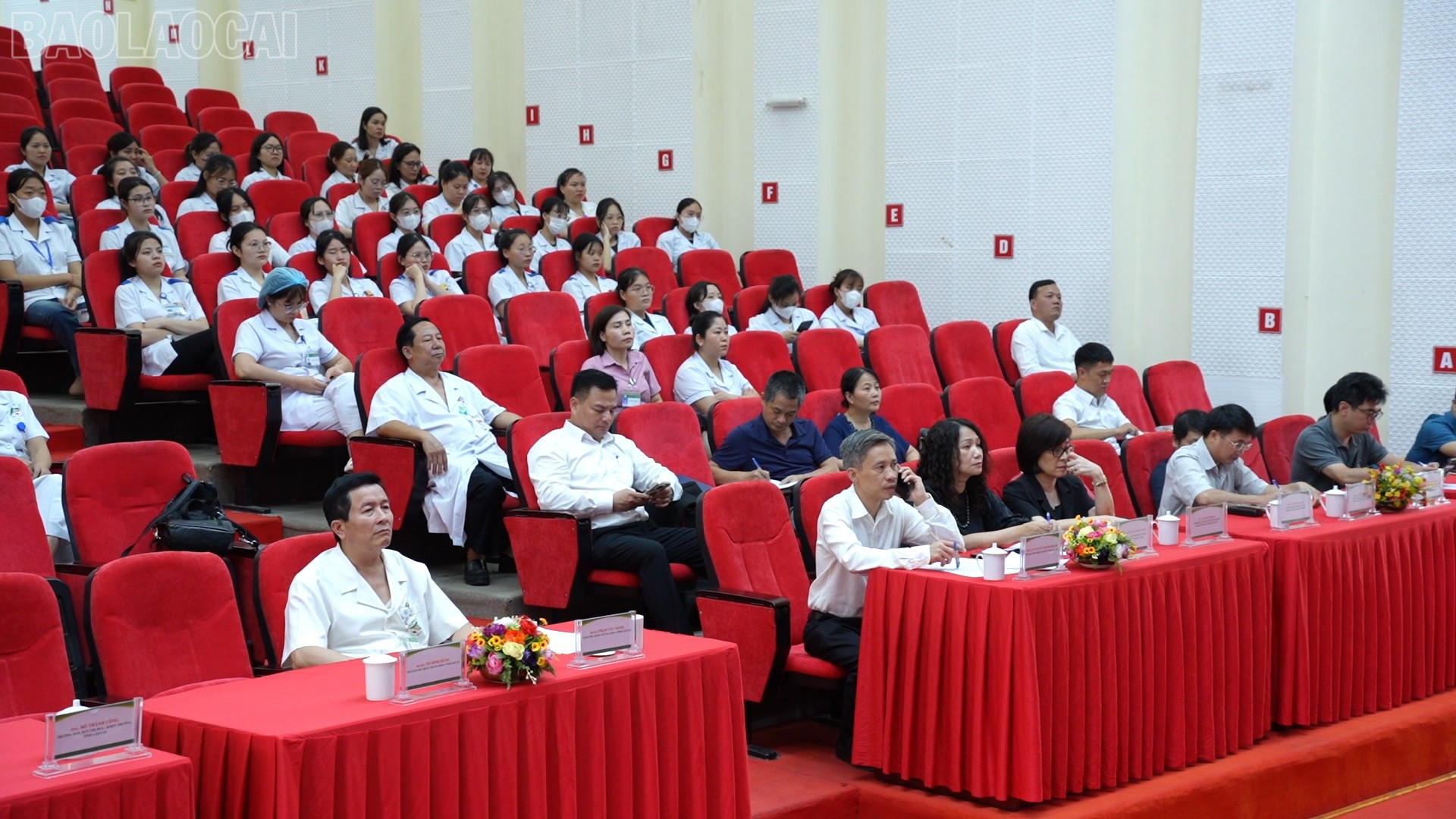 Đại biểu dự buổi làm việc. baolaocai-tl_yen-bai-riverside01-01-16-23still094.jpg