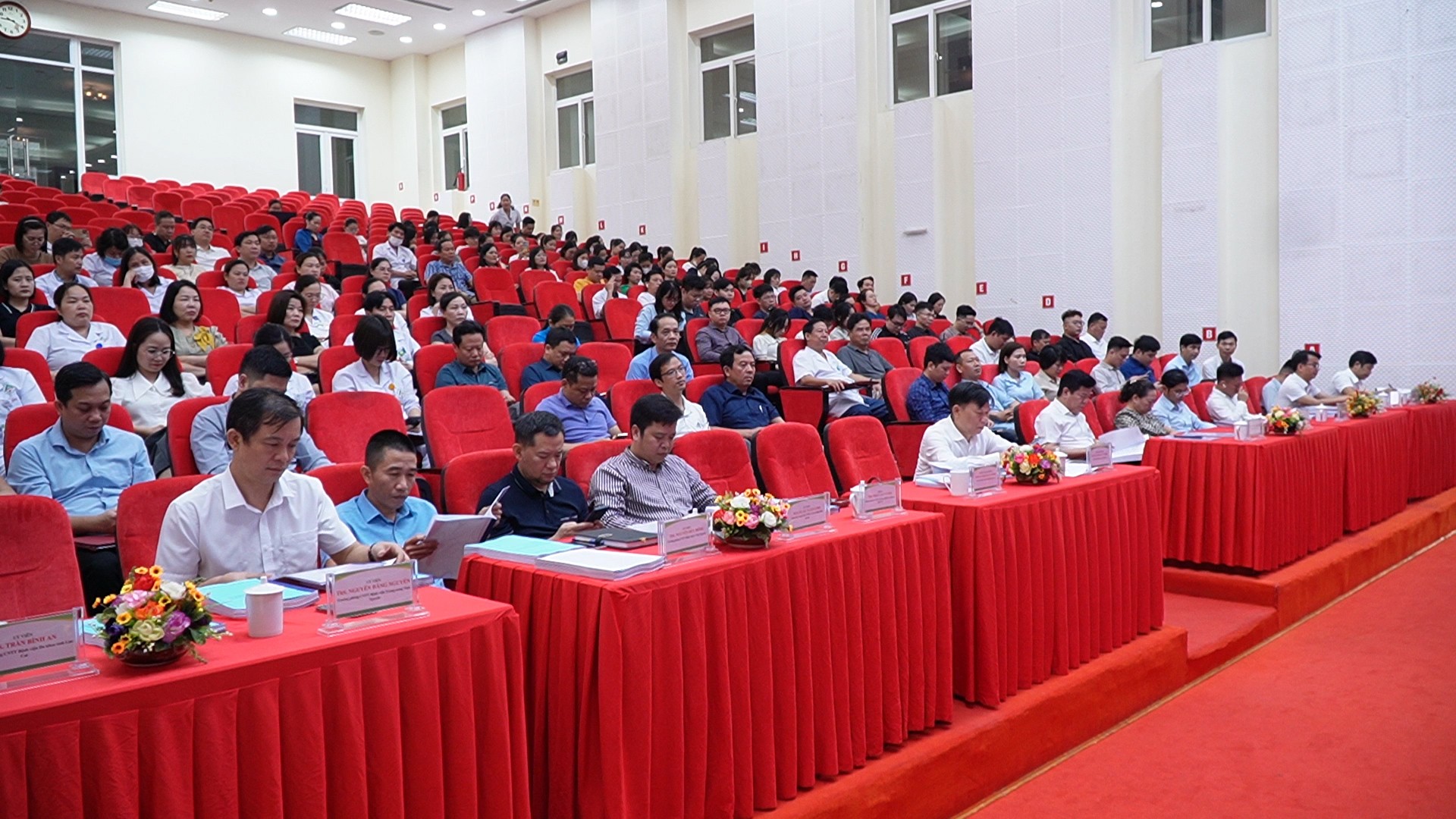 គណៈប្រតិភូចូលរួមសម័យប្រជុំវាយតម្លៃ។ yen-bai-riverside01-14-58-00still022.jpg