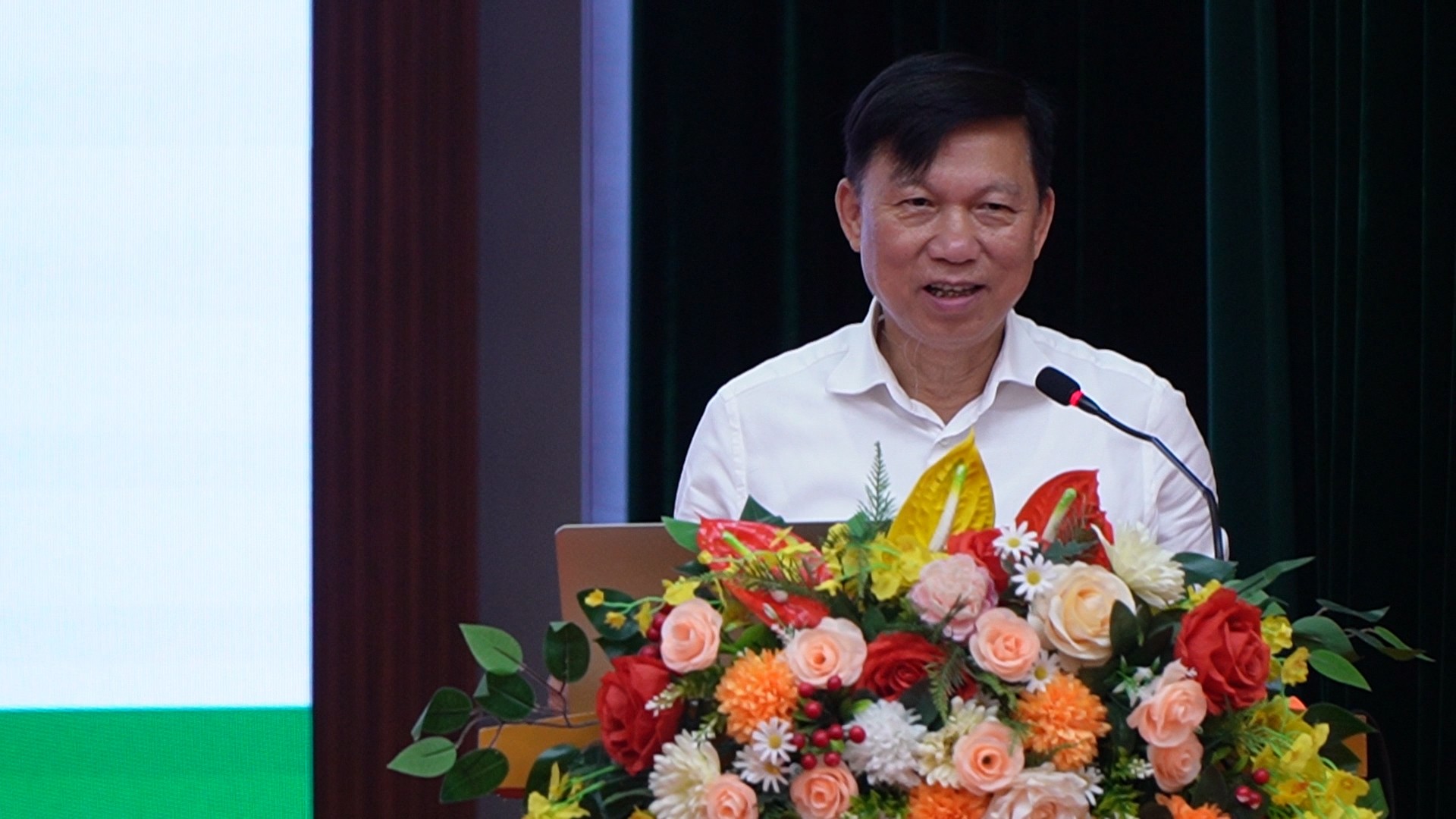 សាស្ត្រាចារ្យរង បណ្ឌិត Tran Quy Tuong បញ្ចប់កិច្ចប្រជុំ។ yen-bai-riverside01-15-41-49still023.jpg