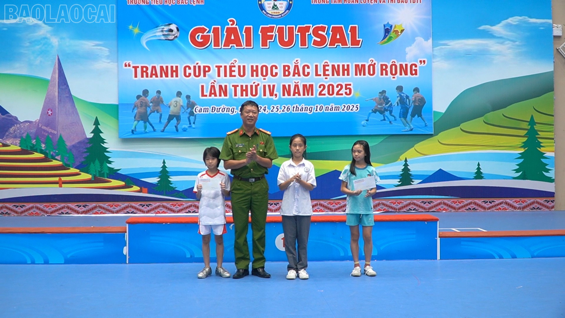 Ban tổ chức trao giải cho các cá nhân xuất sắc. baolaocai-tl_c913200-13-24-01still009.jpg