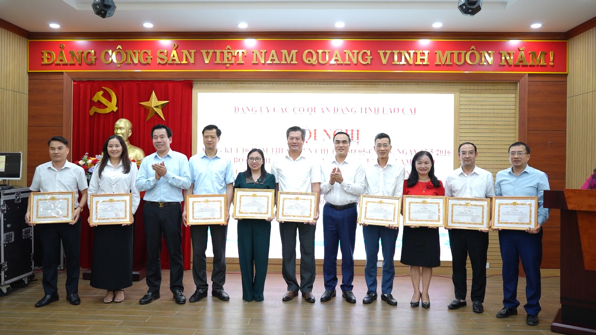 Trao Giấy khen cho các tập thể, cá nhân có thành tích xuất sắc. lk74550-san-choi-huu-ich-cho-hoc-sinh-hd00-11-02-00still001.jpg