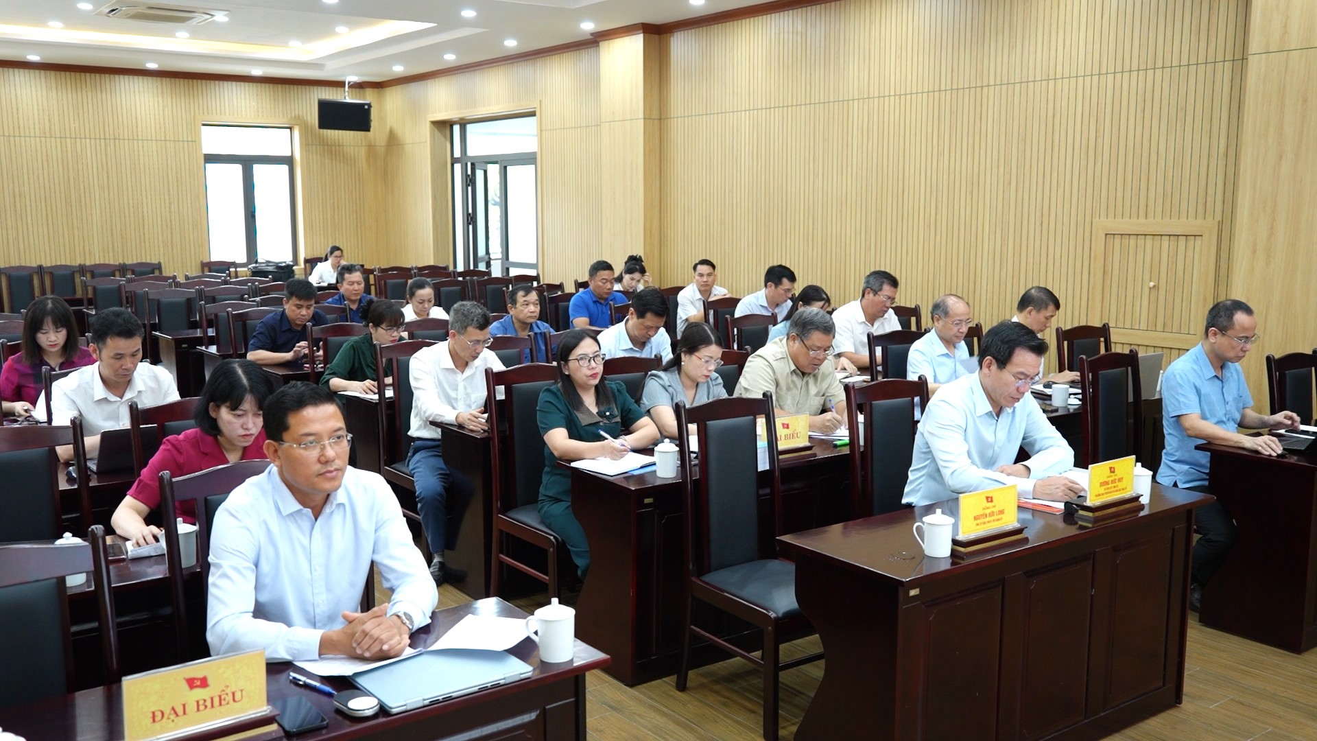 Các đại biểu dự hội nghị. lk74550-san-choi-huu-ich-cho-hoc-sinh-hd00-11-04-23still004.jpg
