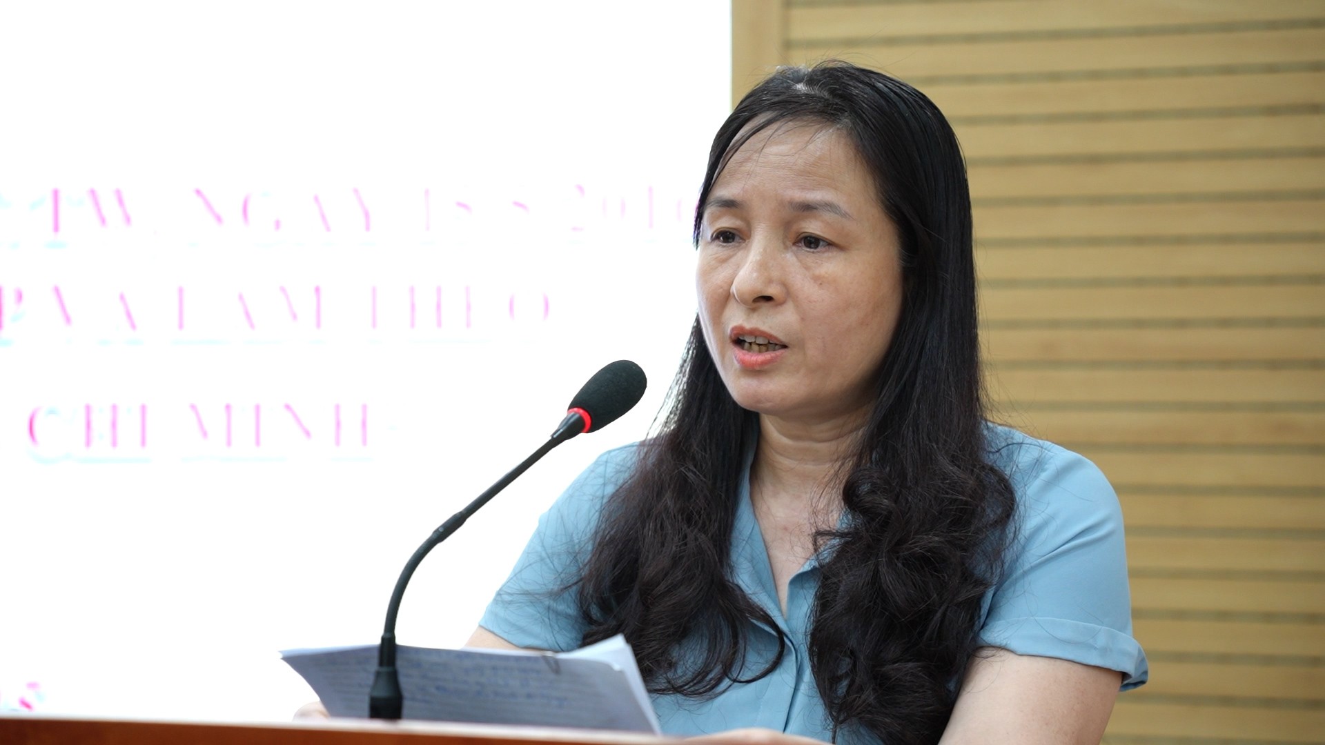 Đảng bộ Trường Chính trị tỉnh Lào Cai trình bày tham luận: "Kết quả thực hiện Chỉ thị số 05-CT/TW ngày 15/5/2016 của Bộ Chính trị tại Đảng bộ Trường Chính trị tỉnh Lào Cai". lk74550-san-choi-huu-ich-cho-hoc-sinh-hd00-11-38-09still008.jpg