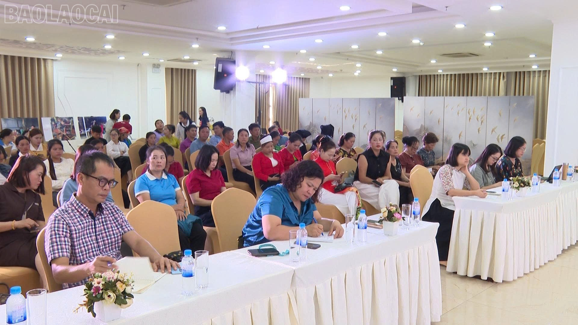 Đại biểu tham dự buổi giao lưu. baolaocai-tl_z6956937160683-9e2a3893651cbca94a4d252ba9f40dd0.jpg