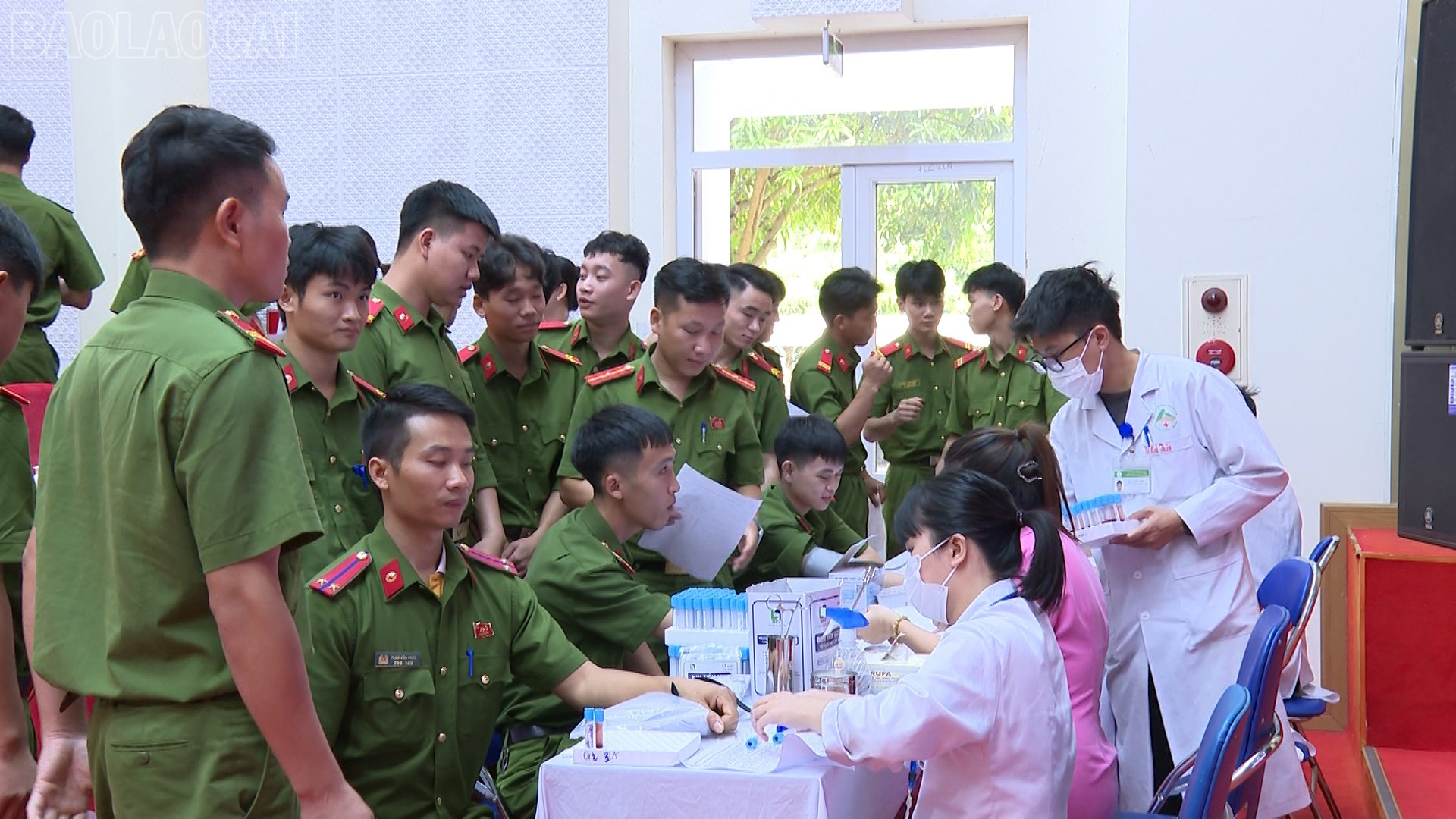 Các cán bộ, đoàn viên, thanh niên lấy máu làm xét nghiệm. baolaocai-tl_vanh-bt-tai-chinh-th00-59-46-27still004.jpg