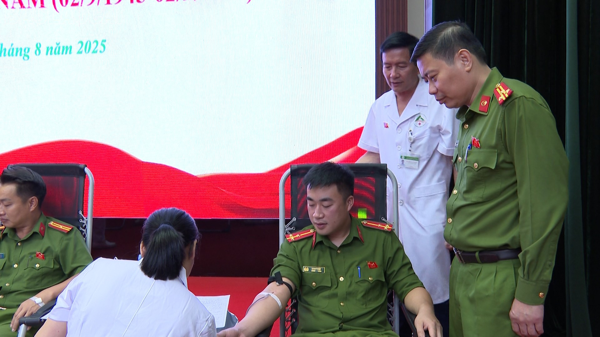 Các cán bộ, đoàn viên, thanh niên tham gia hiến máu. baolaocai-tl_vanh-bt-tai-chinh-th00-59-47-22still003.jpg