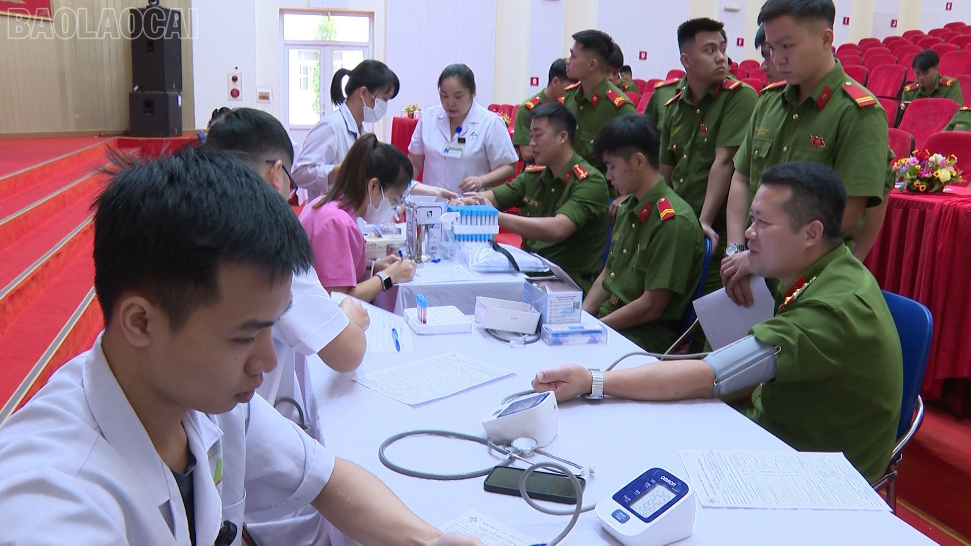 Các cán bộ, đoàn viên, thanh niên được đo huyết áp trước khi lấy máu. baolaocai-tl_vanh-bt-tai-chinh-th00-59-42-21still001.jpg