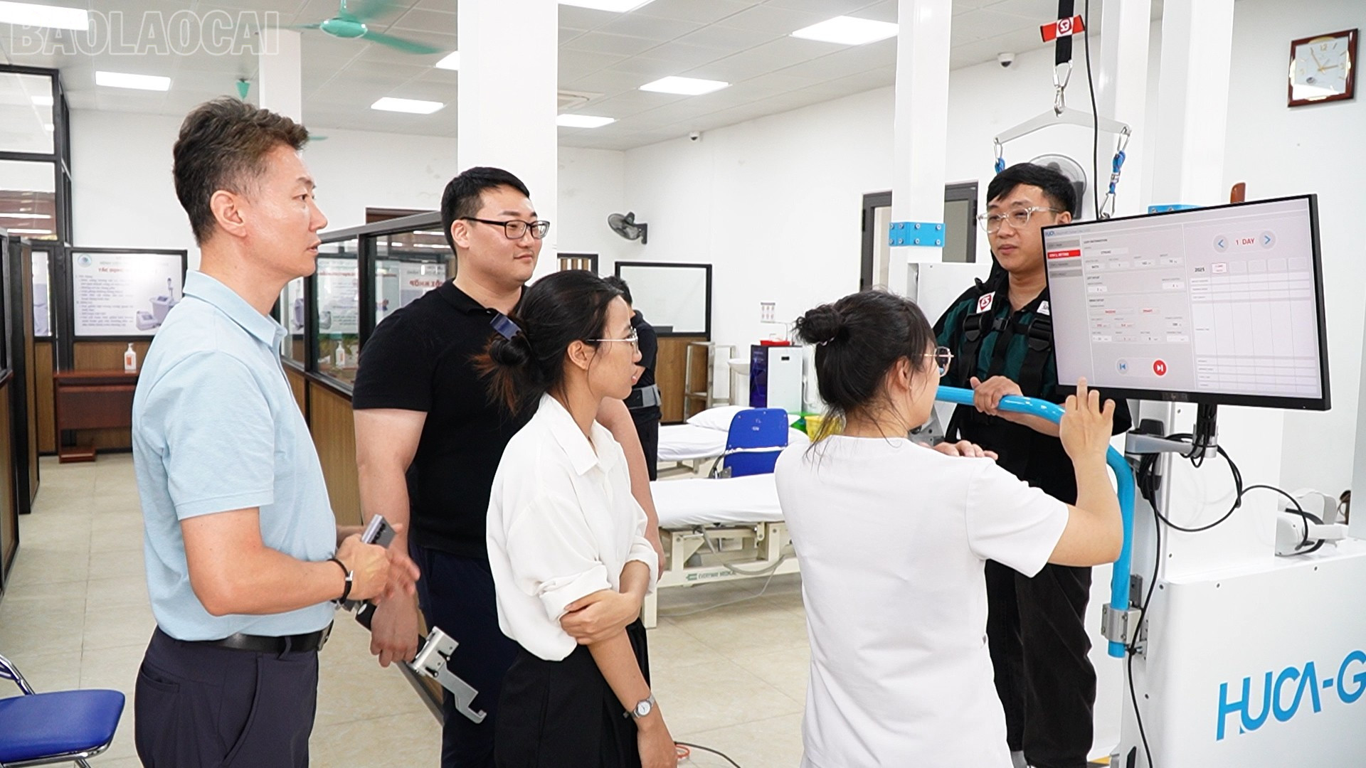 Các chuyên gia của Công ty HUCA system - Hàn Quốc hướng dẫn bác sĩ, kỹ thuật viên cách cài đặt ứng dụng, vận hành hệ thống Robot baolaocai-tl_p154873400-30-00-48still008.jpg
