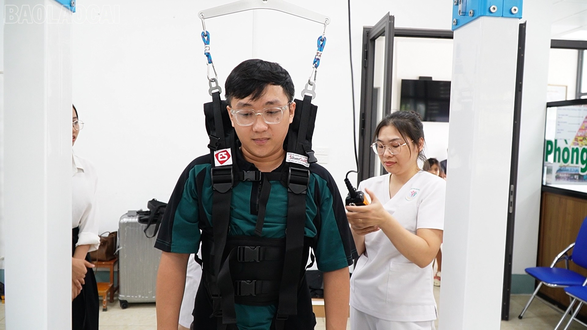 Các chuyên gia của Công ty HUCA system - Hàn Quốc hướng dẫn bác sĩ, kỹ thuật viên cách cài đặt ứng dụng, vận hành hệ thống Robot. baolaocai-tl_p154873400-30-05-48still009.jpg