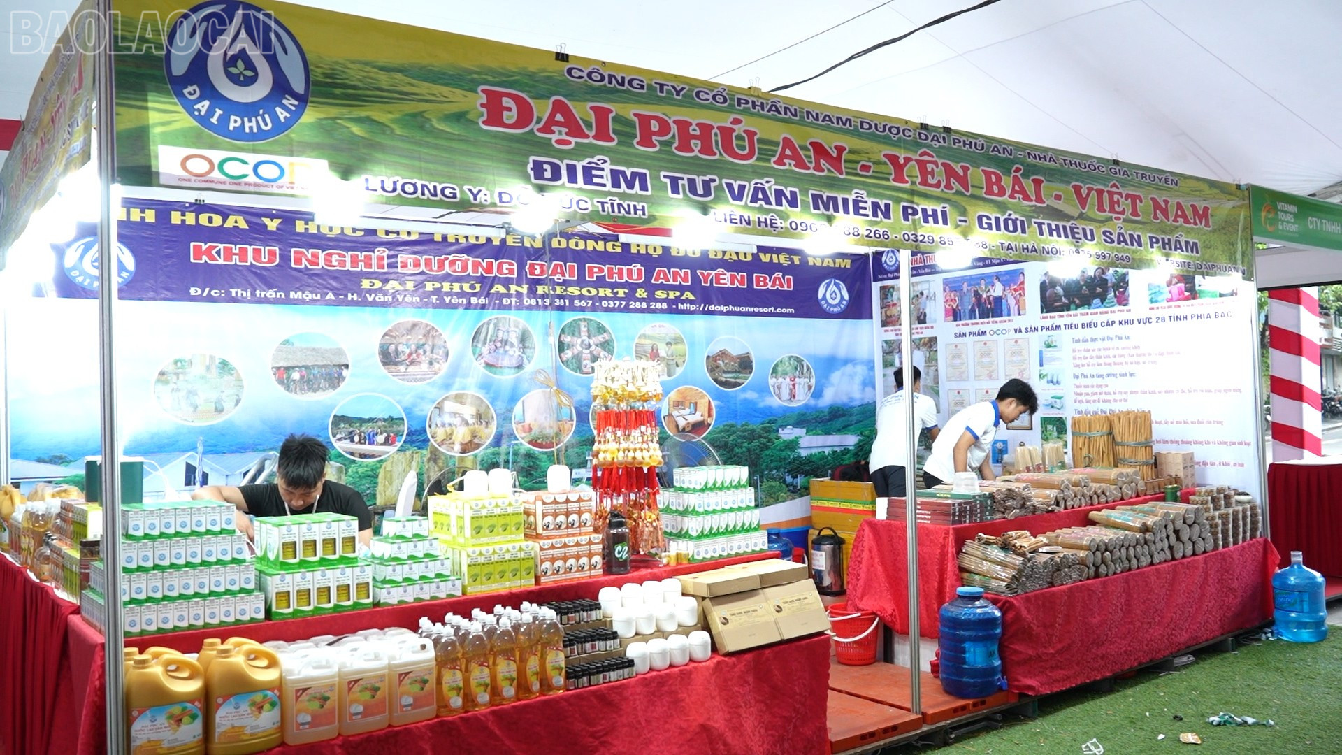 Gian hàng giới thiệu sản phẩm quế của Đại Phú An Healthcare Resort. baolaocai-tl_yen-bai-riverside01-27-10-39still083.jpg