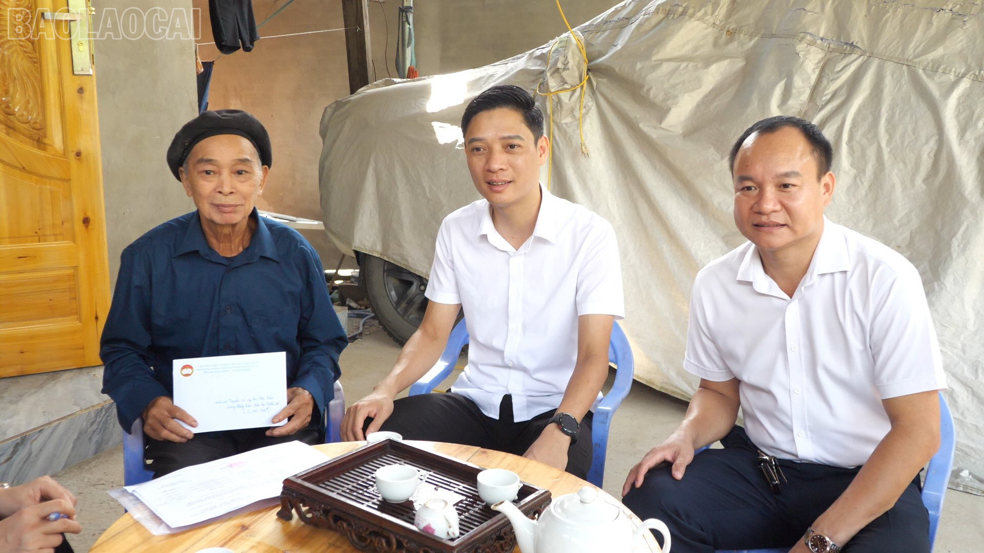 Đoàn đến thăm, tặng quà ông Lò Quẩy Vầy. baolaocai-tl_vanh-pstl-chua-benh00-10-49-07still009.jpg