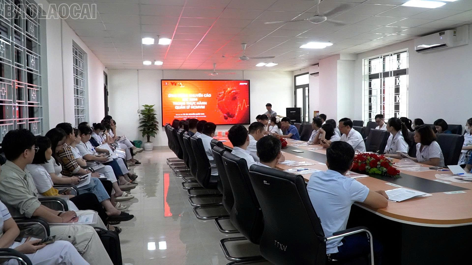 Hội thảo thu hút gần 100 cán bộ, nhân viên y tế tham gia. baolaocai-tl_z6910249259298-1b1893d3f5dfe9fe85b5c313484057c2.jpg