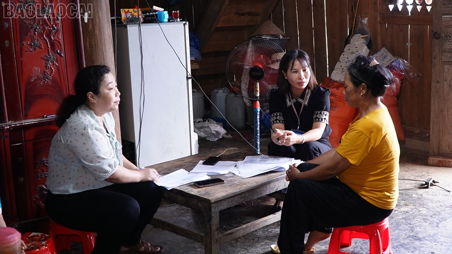 Cán bộ phòng An toàn thực phẩm, Sở Y tế tỉnh Lào Cai điều tra dịch tễ tại gia đình ông L.V.C baolaocai-tl_ps-nuoi-dui00-08-16-18still003.jpg