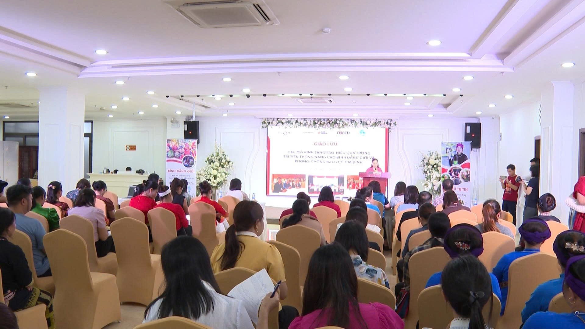 Toàn cảnh buổi giao lưu z6956939621776-eb0c40a8e6302cef41c47da81c824461.jpg