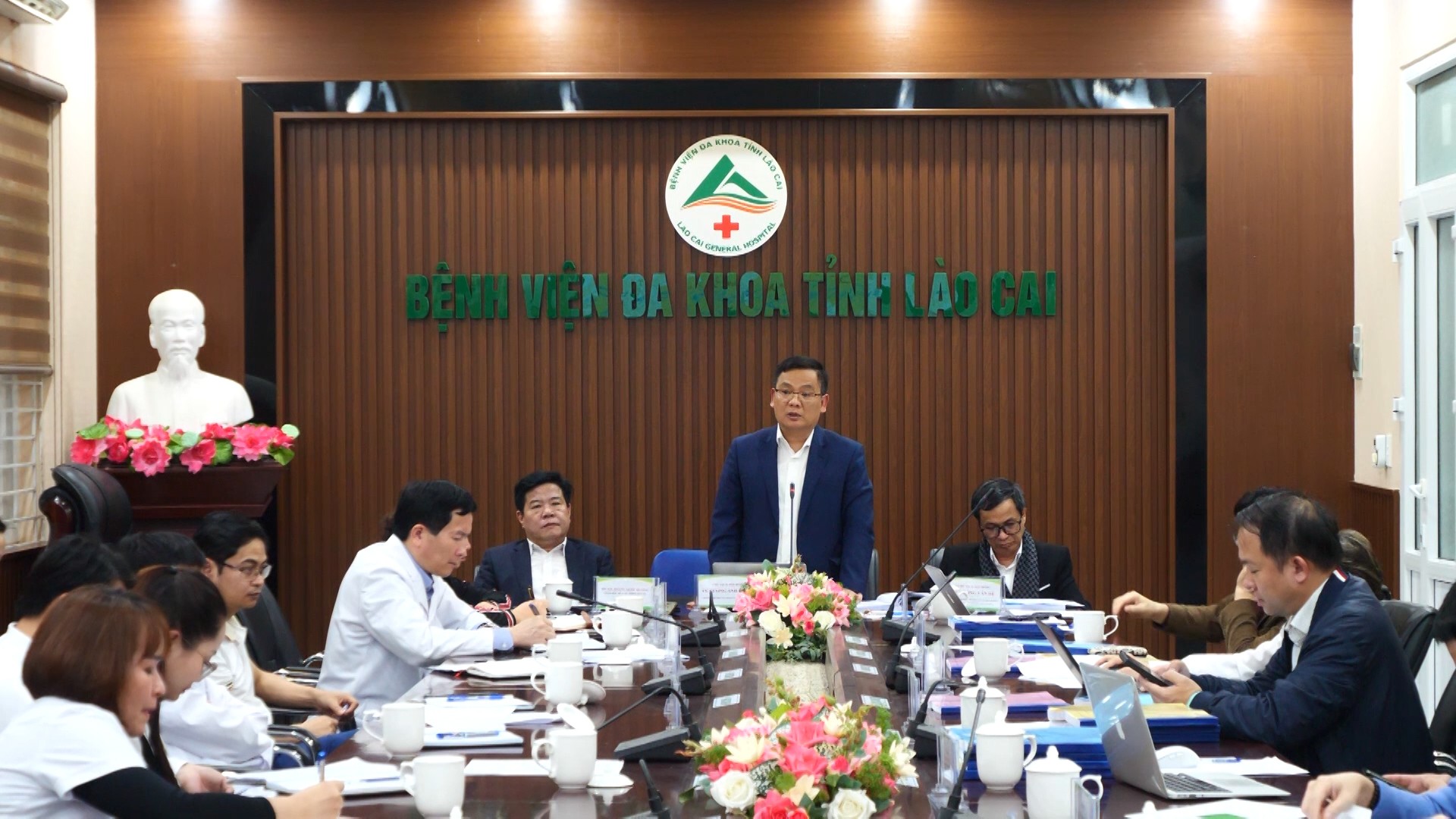 Hội đồng chuyên môn thẩm định kỹ thuật ghép thận của Bộ Y tế làm việc tại Bệnh viện Đa khoa tỉnh Lào Cai. c561500-18-48-26still010.jpg