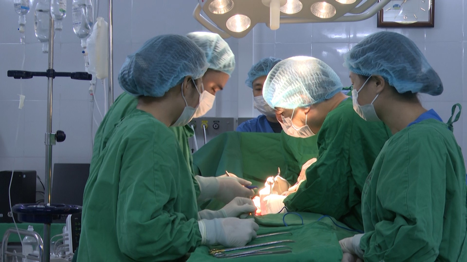 Cuối năm 2024, dưới sự hỗ trợ của tuyến Trung ương, Bệnh viện Đa khoa tỉnh Lào Cai đã thực hiện thành công ca ghép tạng đầu tiên cho người bệnh suy thận giai đoạn cuối. c561500-34-44-43still011.jpg