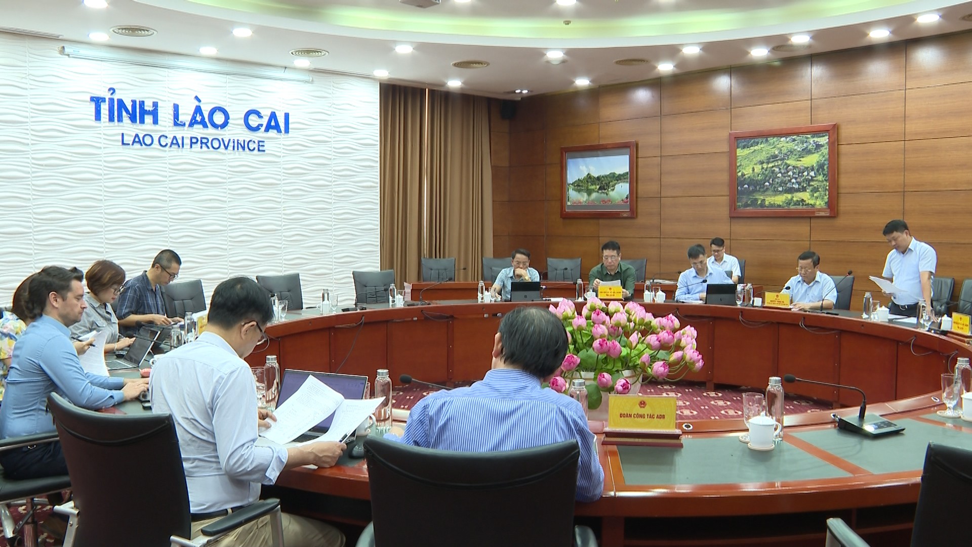 Quang cảnh buổi làm việc c561500-17-45-41still004.jpg