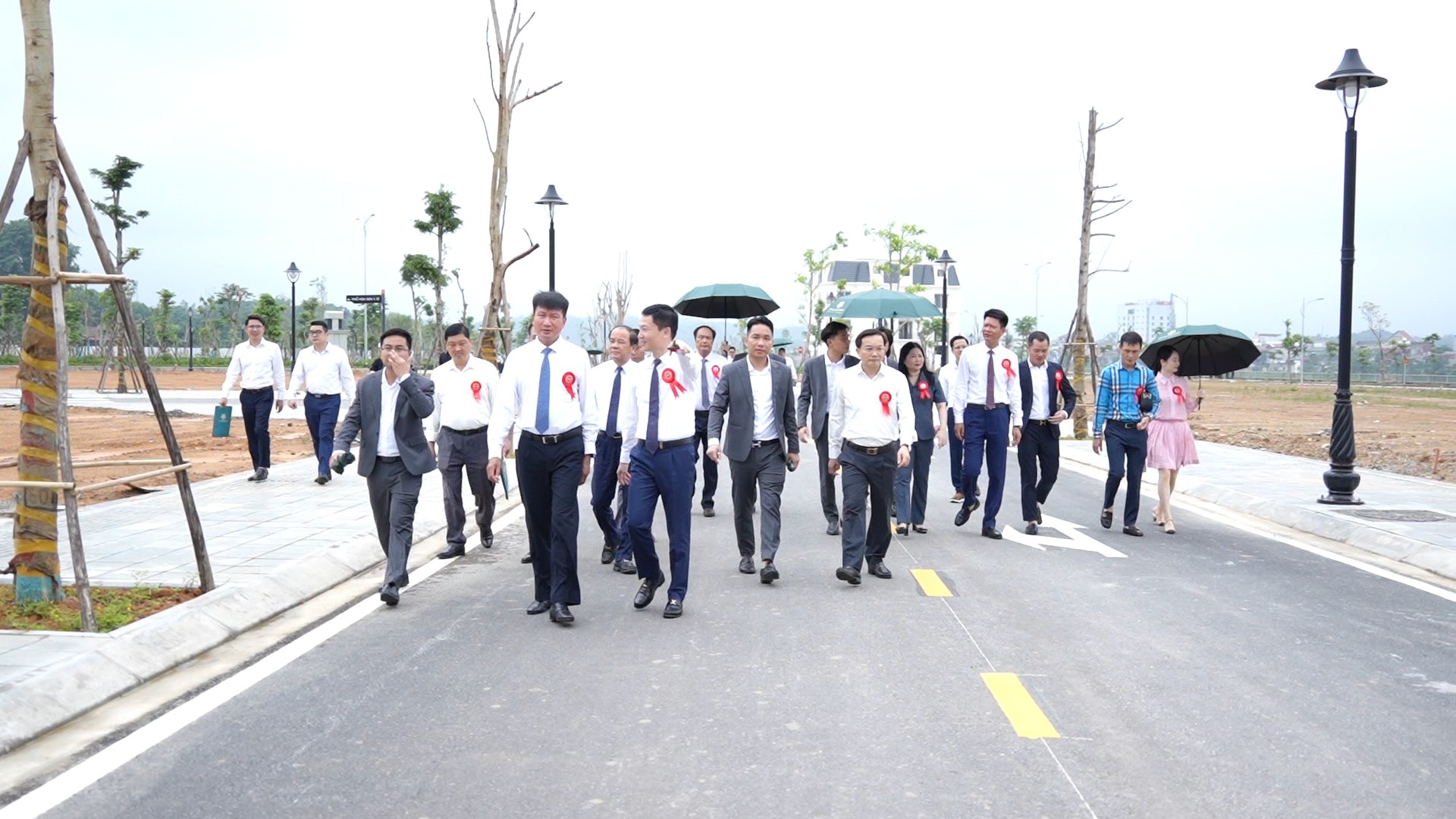 Các đại biểu tham quan cảnh quan kiến trúc tại dự án. yen-bai-riverside00-01-59-16still004.jpg