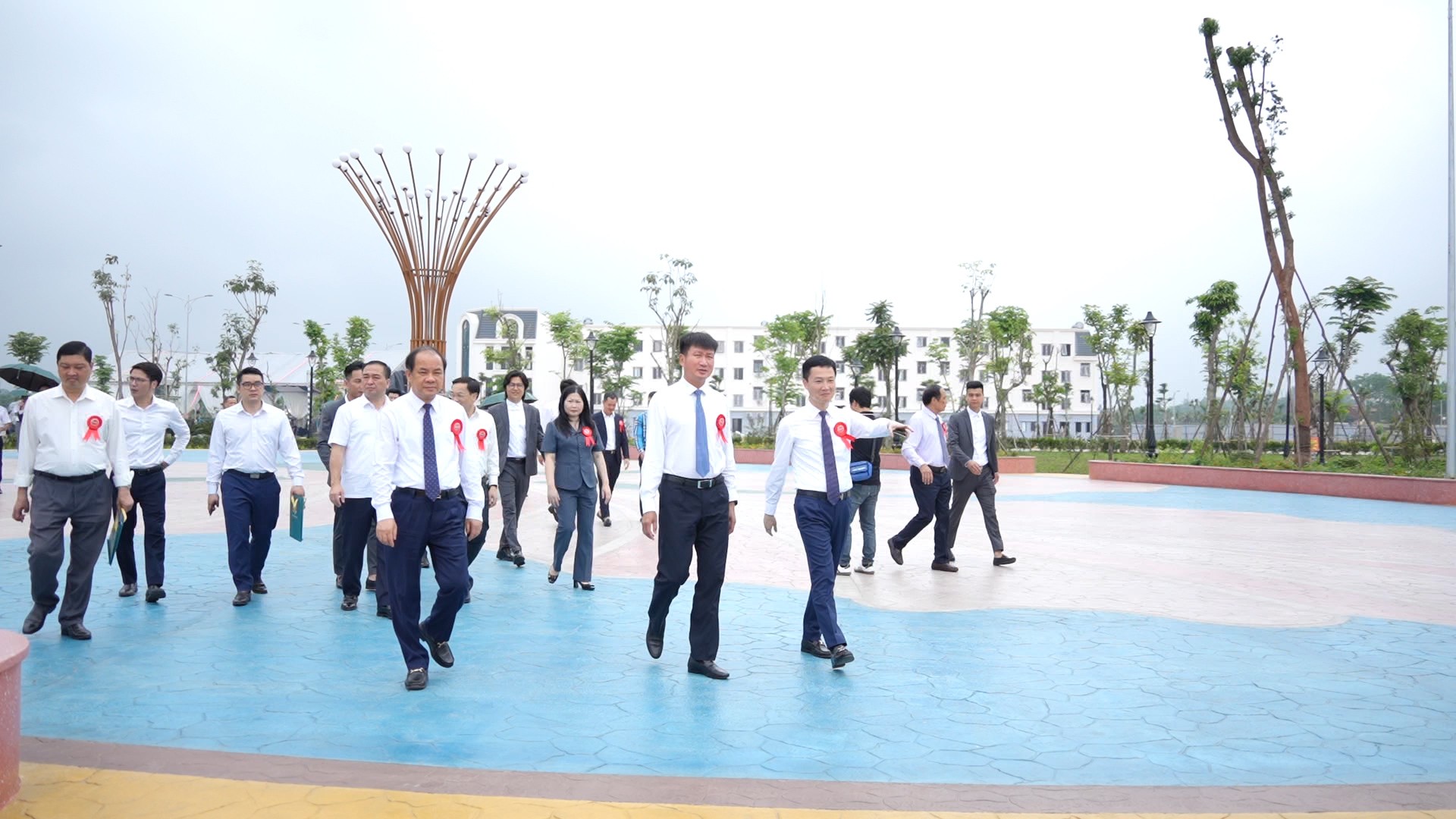Các đại biểu tham quan cảnh quan kiến trúc tại dự án. yen-bai-riverside00-02-01-04still003.jpg