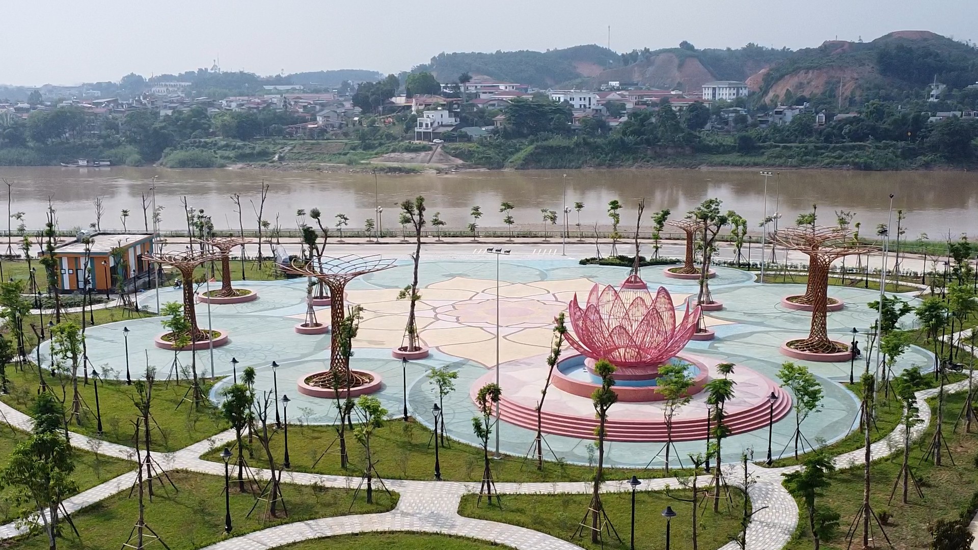 Quảng trường hoa sen. yen-bai-riverside00-07-19-21still008.jpg