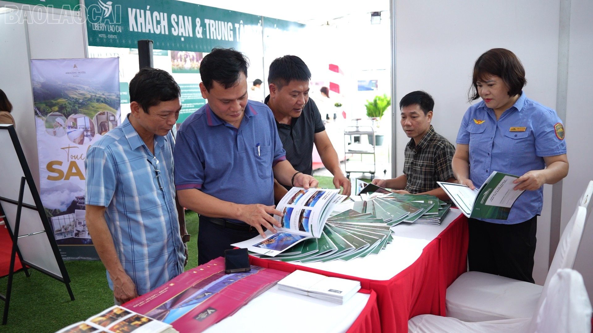 Gian hàng trưng bày của Công ty Cổ phần vận tải Đường sắt và các doanh nghiệp đối tác. baolaocai-tl_yen-bai-riverside00-09-53-21still062.jpg