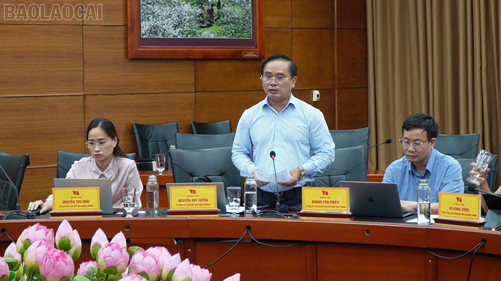 Lãnh đạo UBND, các phòng chuyên môn phường Cam Đường phát biểu làm rõ các vấn đề các phóng viên, nhà báo quan tâm. baolaocai-tl_c385700-00-53-52still007.jpg