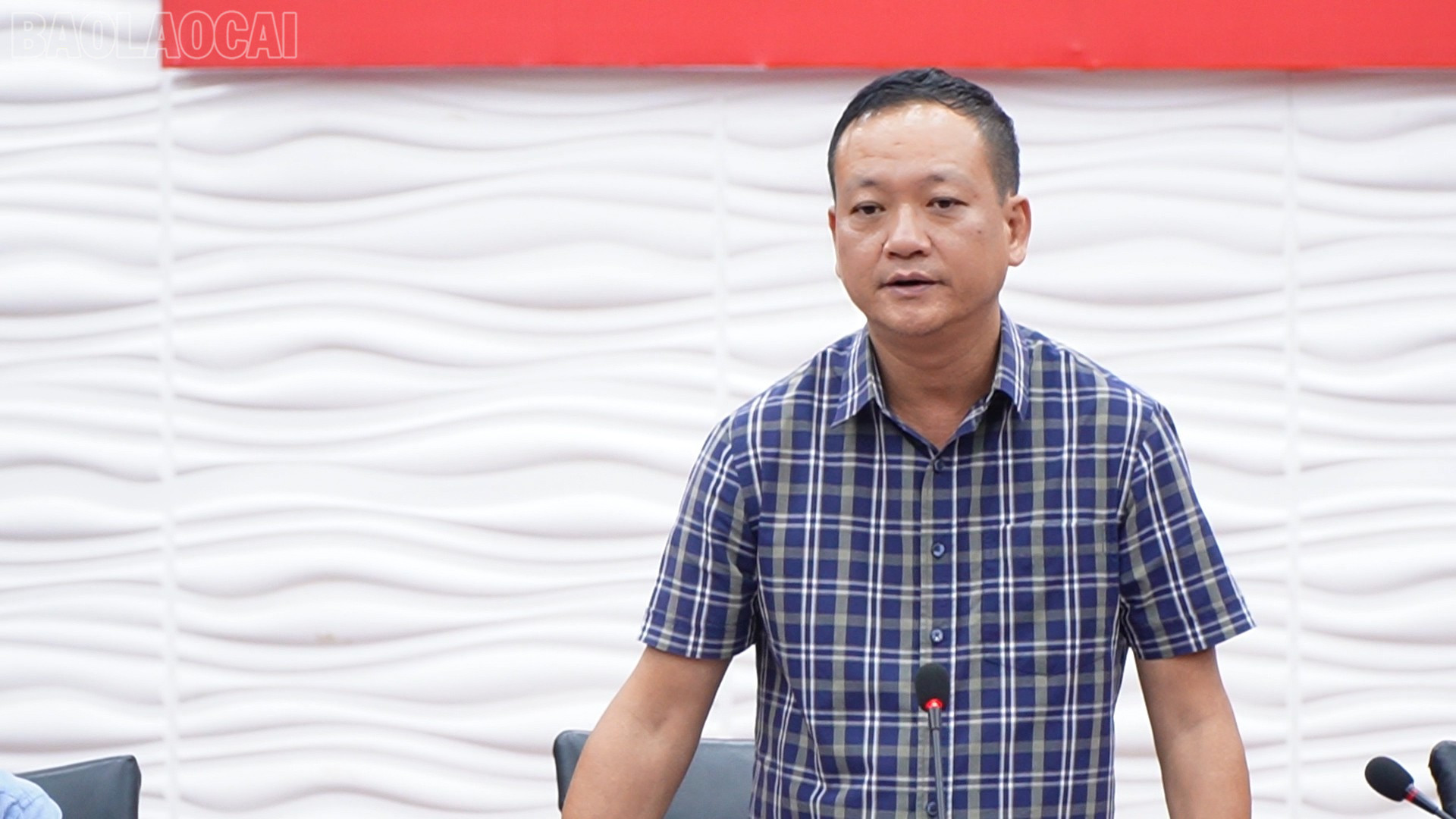 Đồng chí Vũ Hùng Dũng - Bí thư Đảng uỷ phường Cam Đường phát biểu tại buổi họp báo. baolaocai-tl_c385700-00-57-45still006.jpg