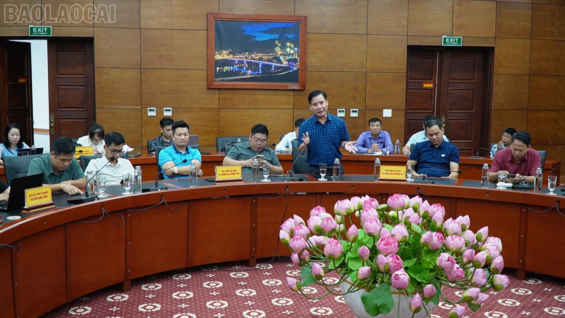 Đại diện các cơ quan thông tấn báo chí Trung ương thường trú tại tỉnh phát biểu tại buổi họp báo. baolaocai-tl_c385700-00-40-18still003.jpg
