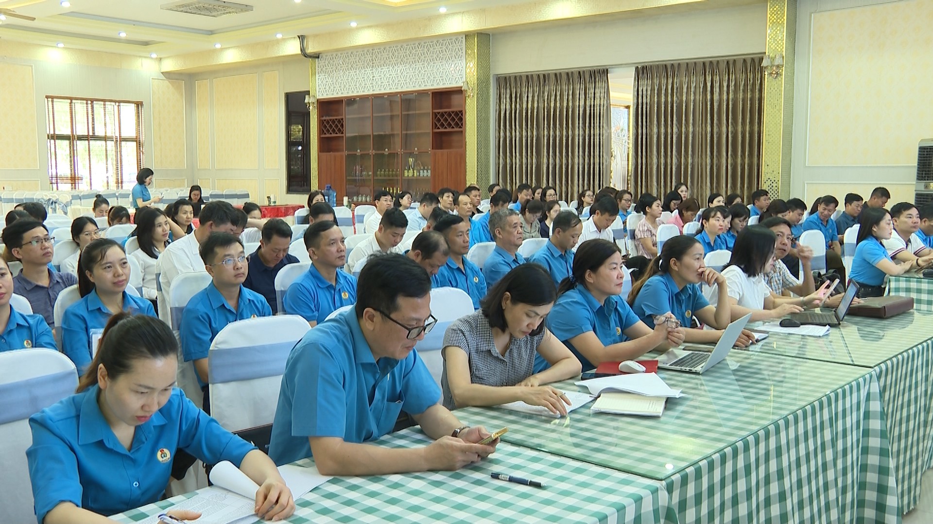 Đại biểu dự hội nghị yen-bai-riverside00-16-50-46still011.jpg