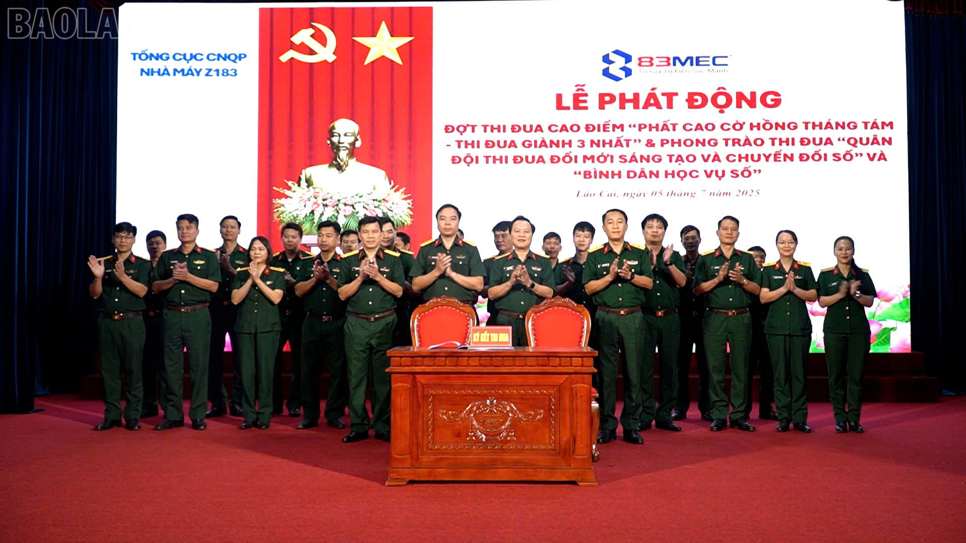 Các đơn vị ký cam kết thi đua. baolaocai-tl_z6774662020361-643050877e8b718fe3c2c5c8c9b078b0.jpg