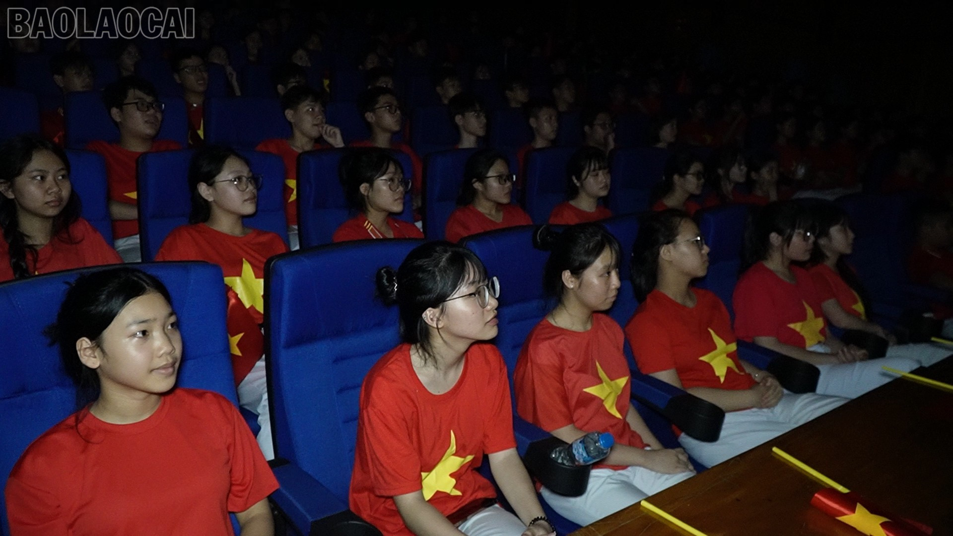 Học sinh chăm chú theo dõi bộ phim Mưa đỏ baolaocai-tl_021-578000-14-43-03still015.jpg