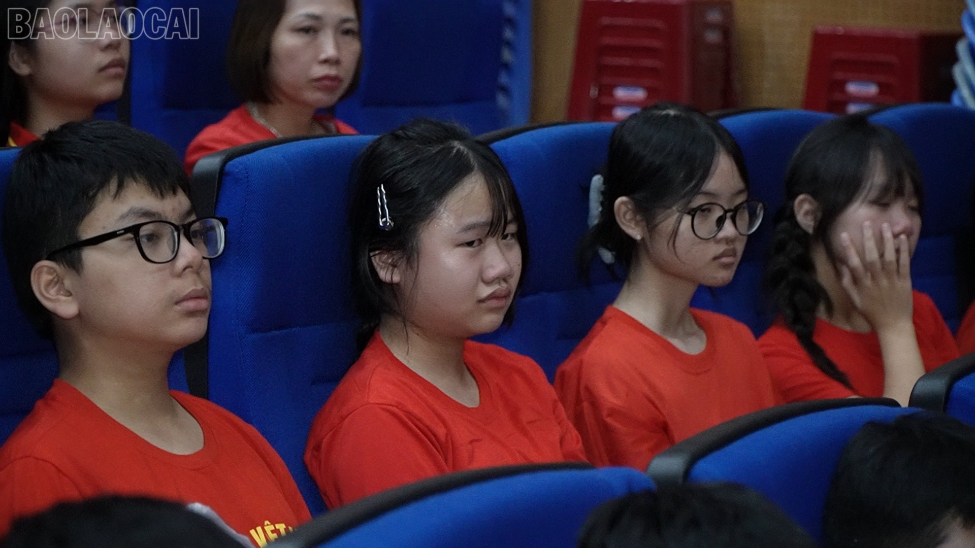 Những thước phim đã "chạm" đến trái tim của các em, khiến nhiều học sinh không giấu được sự xúc động và rơi nước mắt. baolaocai-tl_021-578000-12-51-21still008.jpg