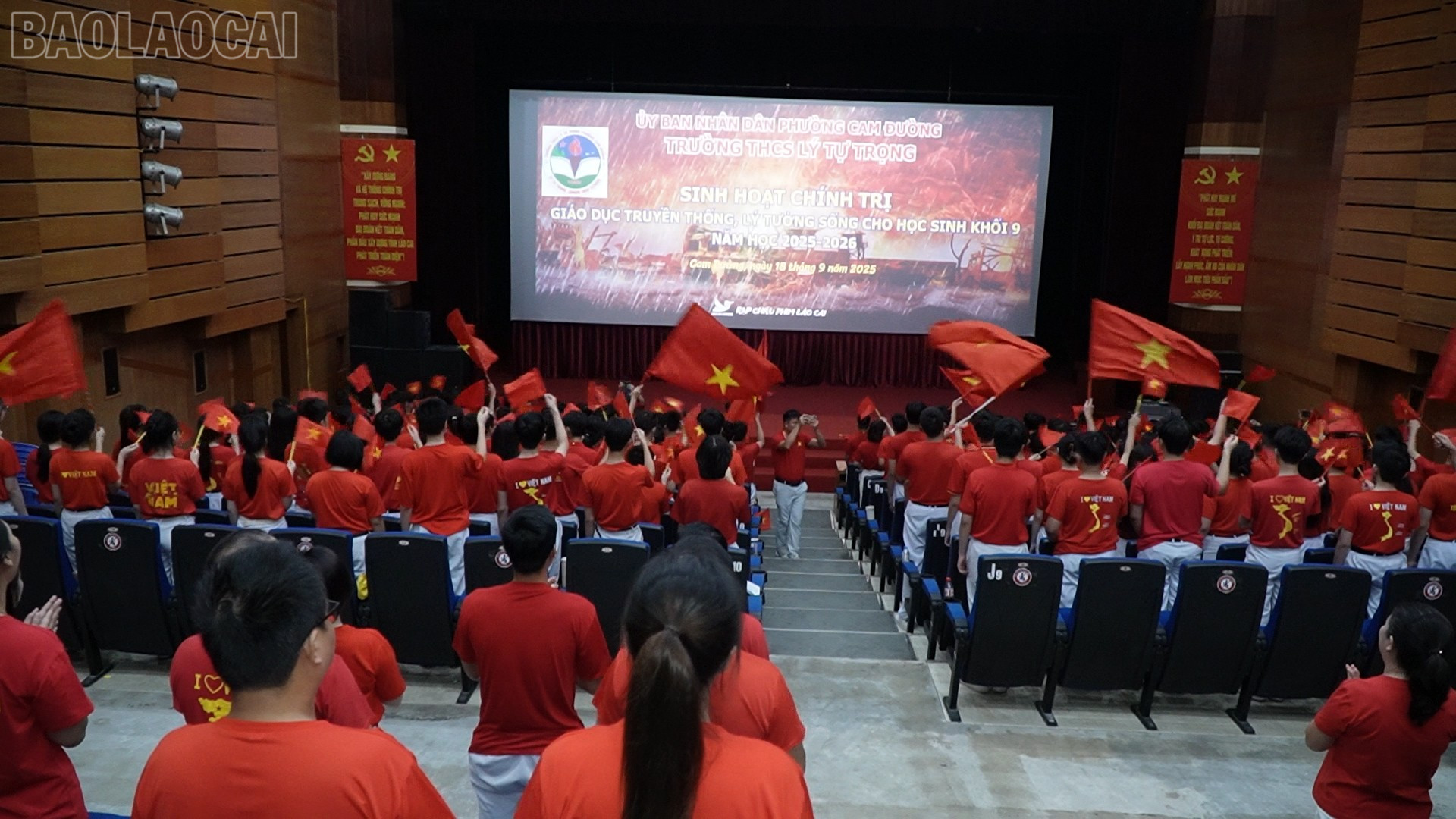 Cán bộ, giáo viên, học sinh cùng phụ huynh đã hòa chung trong ca khúc “Khát vọng tuổi trẻ” – như một thông điệp gửi gắm đầy tha thiết, khơi dậy trong mỗi trái tim học trò lý tưởng, niềm tin và trách nhiệm với Tổ quốc thân yêu. baolaocai-tl_021-578000-12-25-04still007.jpg