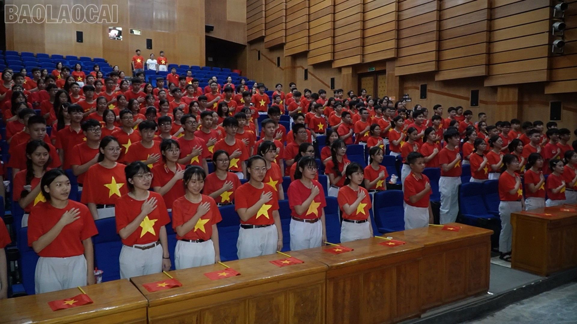 Cán bộ, giáo viên, học sinh và các bậc phụ huynh thực hiện nghi thức chào cờ. baolaocai-tl_021-578000-13-46-06still009.jpg