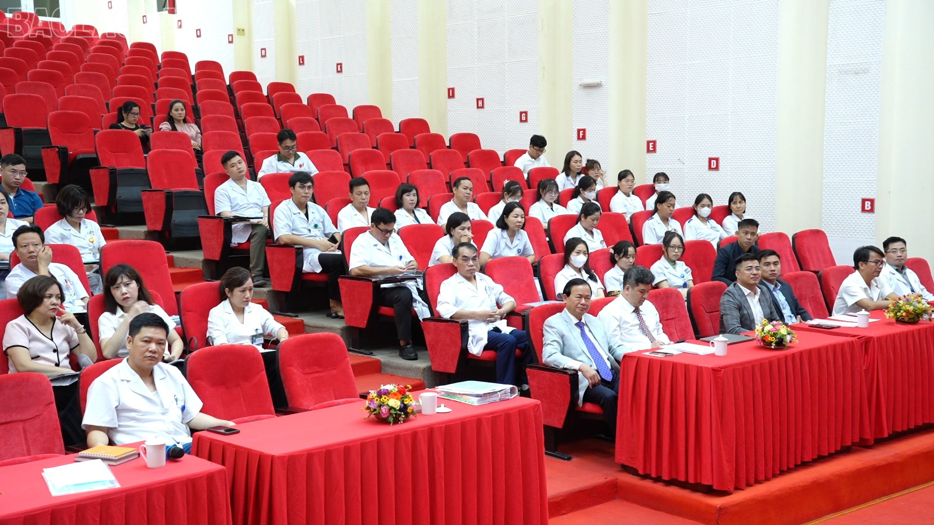 Đại biểu dự hội thảo. baolaocai-tl_yen-bai-riverside00-59-28-11still099.jpg