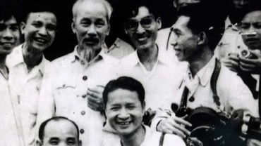 Bài 2 - Thư ký thời đại trung thành trong dặm dài lịch sử