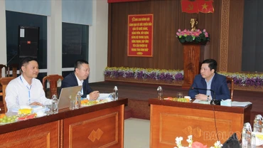 Đồng chí Dương Quốc Huy - Ủy viên Trung ương Đảng, Bí thư Tỉnh ủy, Trưởng Ban Chỉ đạo công tác bầu cử tỉnh Lào Cai thăm, động viên các cán bộ của Ủy ban Bầu cử tỉnh