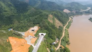 Đẩy nhanh tiến độ đào hầm xuyên núi tuyến cao tốc Nội Bài - Lào Cai