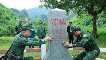 Nơi con sông Hồng chảy vào đất Việt