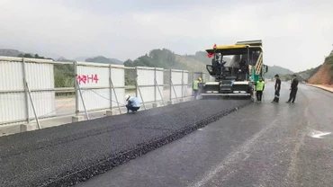 Sắp thảm nhựa tạo nhám, chống trơn trượt cao tốc Nội Bài - Lào Cai