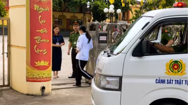 Lào Cai: Công an xã Trấn Yên kịp thời hỗ trợ thí sinh đến điểm thi an toàn, đúng giờ