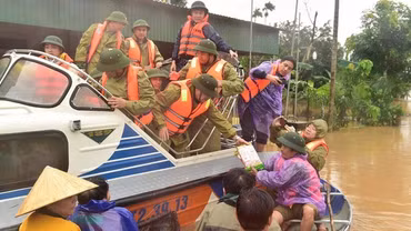 Người làm nhiệm vụ trong tình trạng khẩn cấp được hưởng chính sách gì?