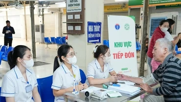 Bộ trưởng Bộ Y tế: Mở rộng BHYT, tiến tới miễn viện phí
