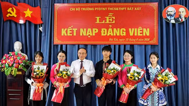 5 học sinh Trường Phổ thông DTNT THCS và THPT Bát Xát được kết nạp đảng 