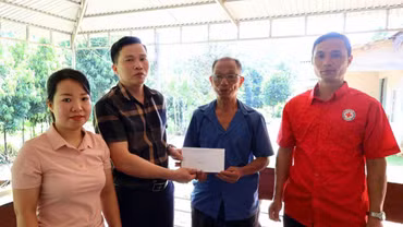 Xã Phúc Lợi: Thăm, tặng quà các gia đình nạn nhân chất độc da cam dịp 10/8