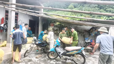 Lào Cai: Lực lượng chức năng hỗ trợ người dân thôn San Lùng di chuyển tài sản đến nơi an toàn 