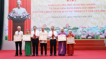 Từ 1/7: Tăng tiền thưởng với đảng viên 30 năm tuổi Đảng trở lên
