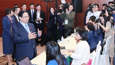 Thủ tướng Phạm Minh Chính thăm, động viên cán bộ, phóng viên, biên tập viên tác nghiệp tại Trung tâm báo chí phục vụ Đại hội XIV của Đảng