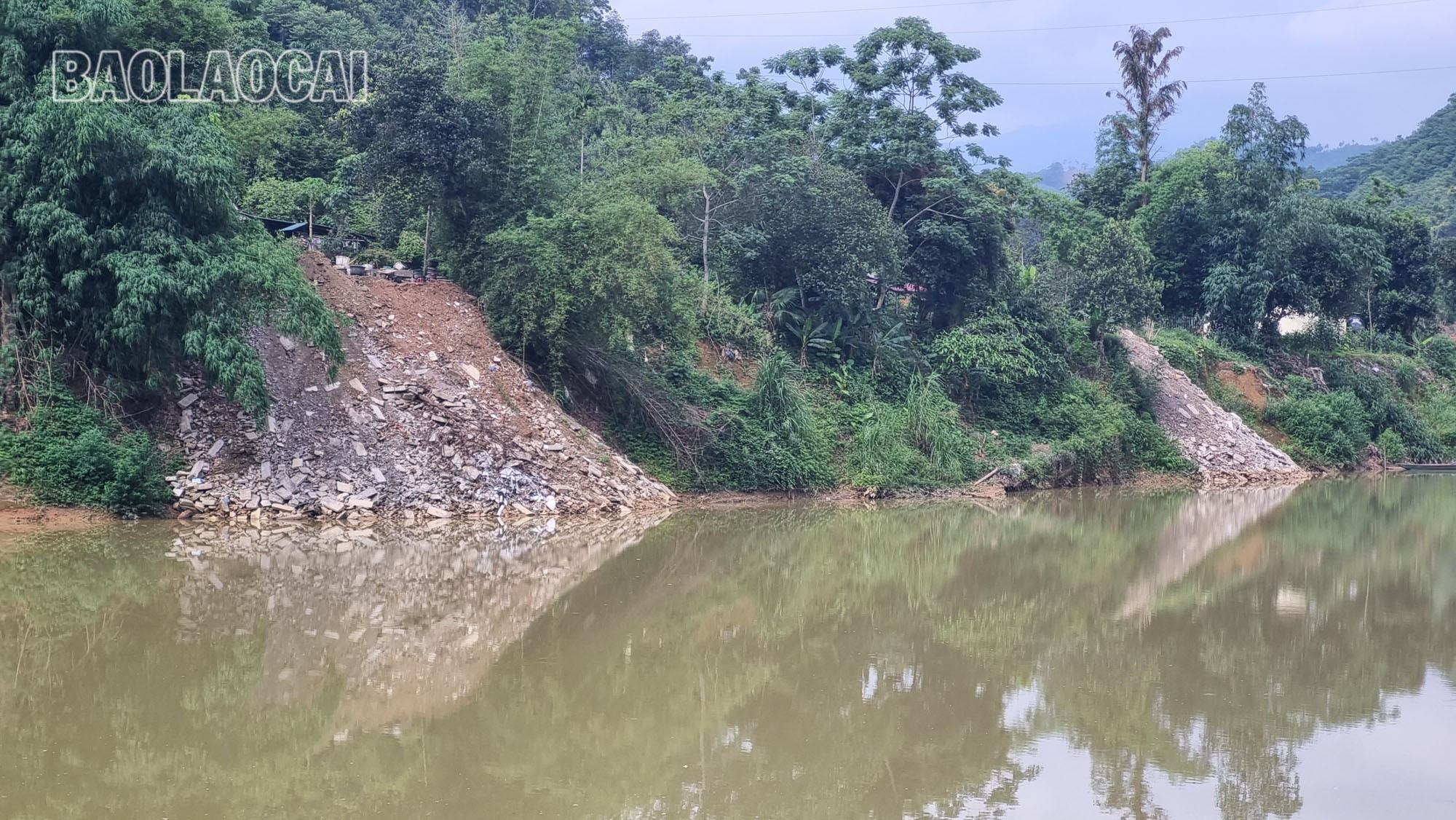 Cần ngăn chặn tình trạng đổ thải xuống sông Chảy