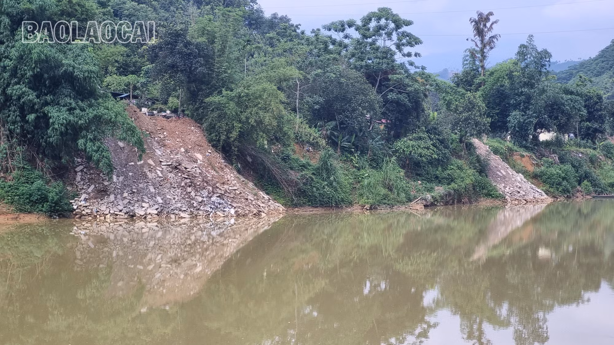Cần ngăn chặn tình trạng đổ thải xuống sông Chảy